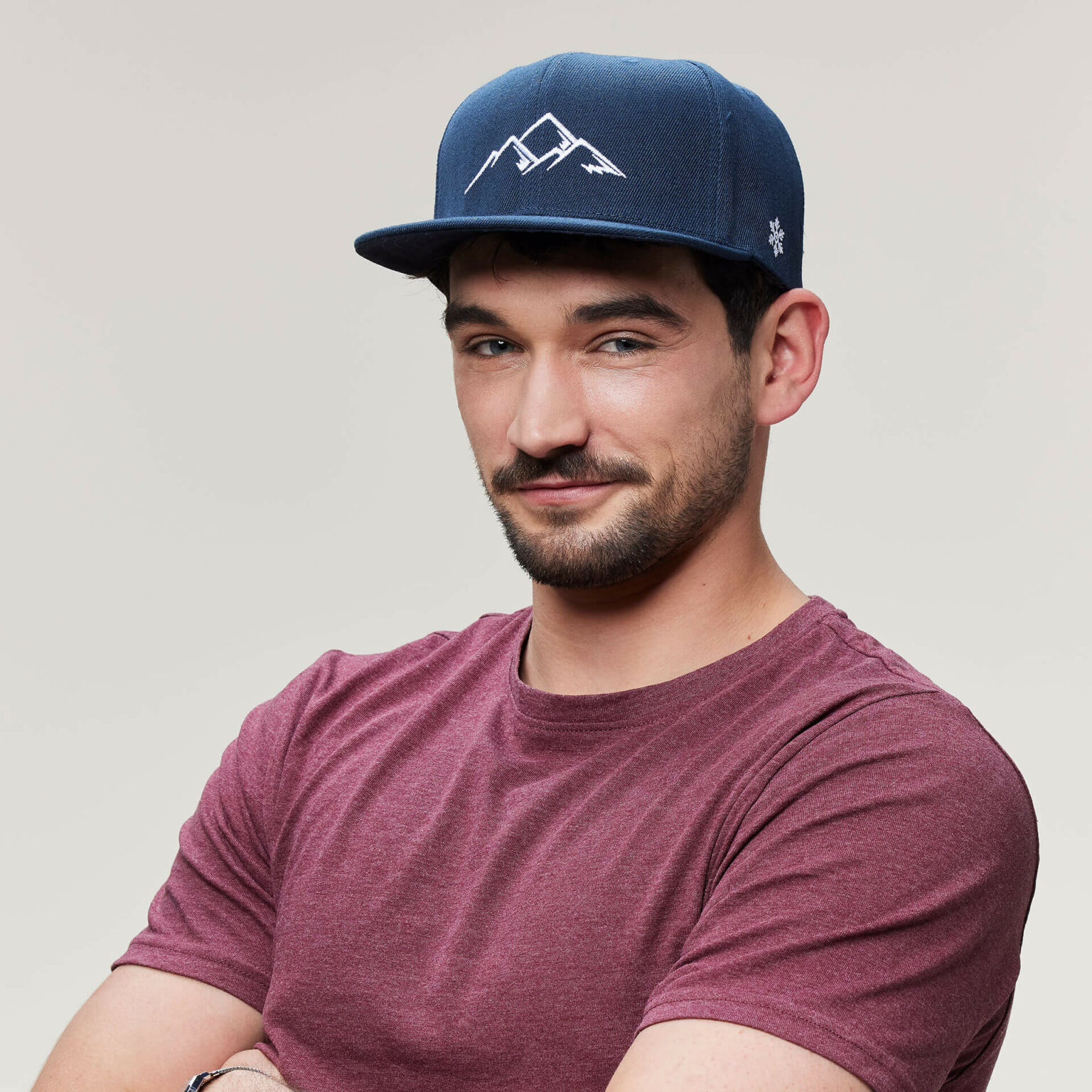 Blaue Snapback Cap mit Bergen & Gipfeln von schneewolle